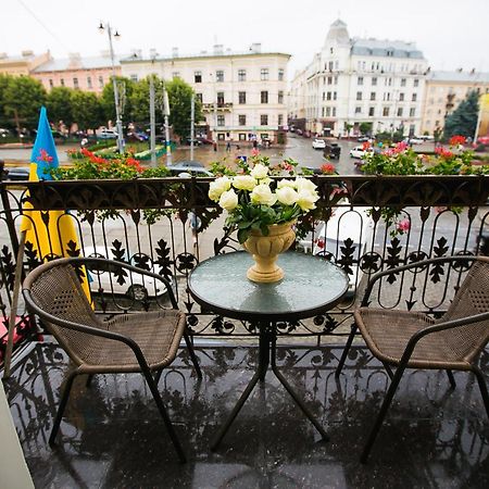 Allureinn Hotel And Spa チェルニウツィー エクステリア 写真