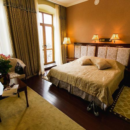 Allureinn Hotel And Spa チェルニウツィー エクステリア 写真