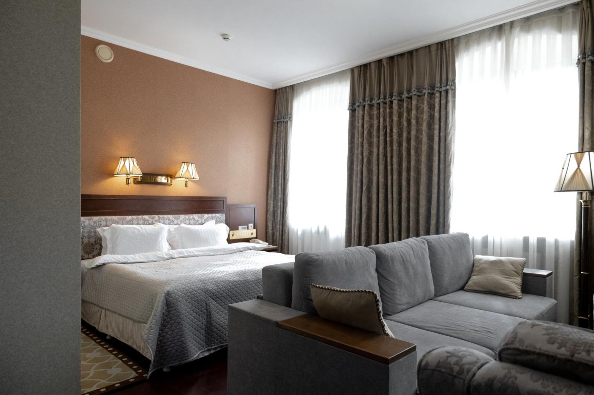 Allureinn Hotel And Spa チェルニウツィー エクステリア 写真