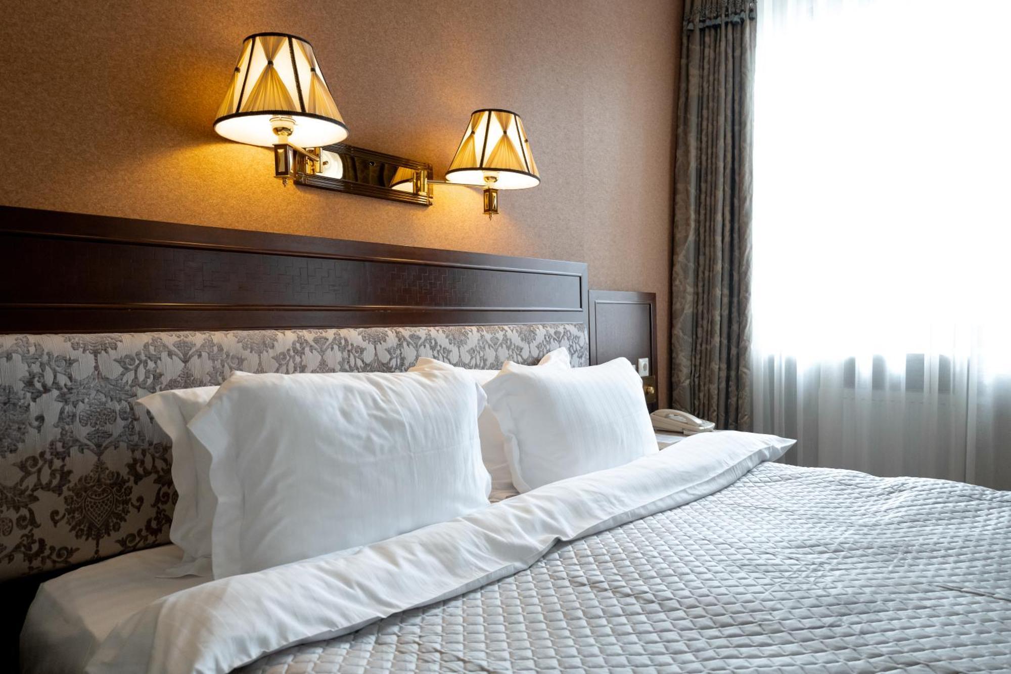 Allureinn Hotel And Spa チェルニウツィー エクステリア 写真