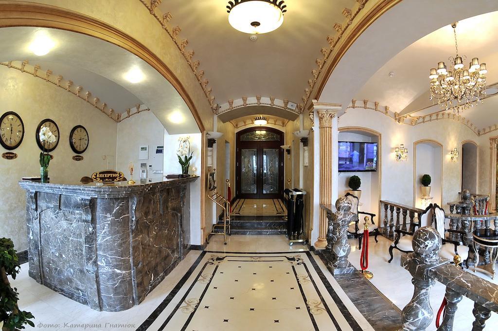 Allureinn Hotel And Spa チェルニウツィー エクステリア 写真