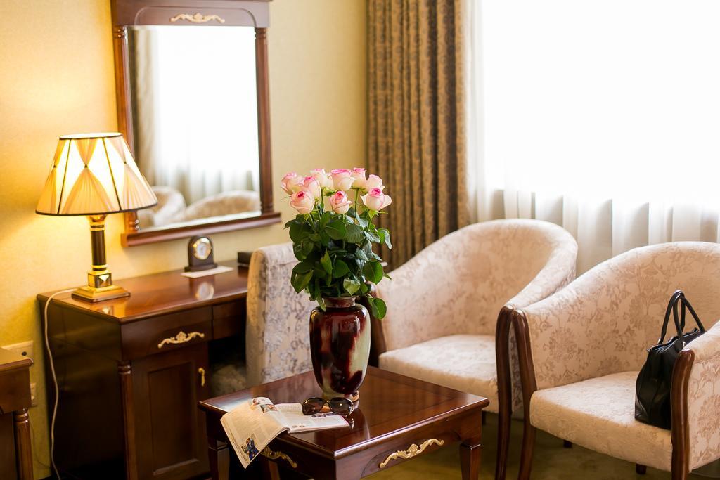 Allureinn Hotel And Spa チェルニウツィー エクステリア 写真