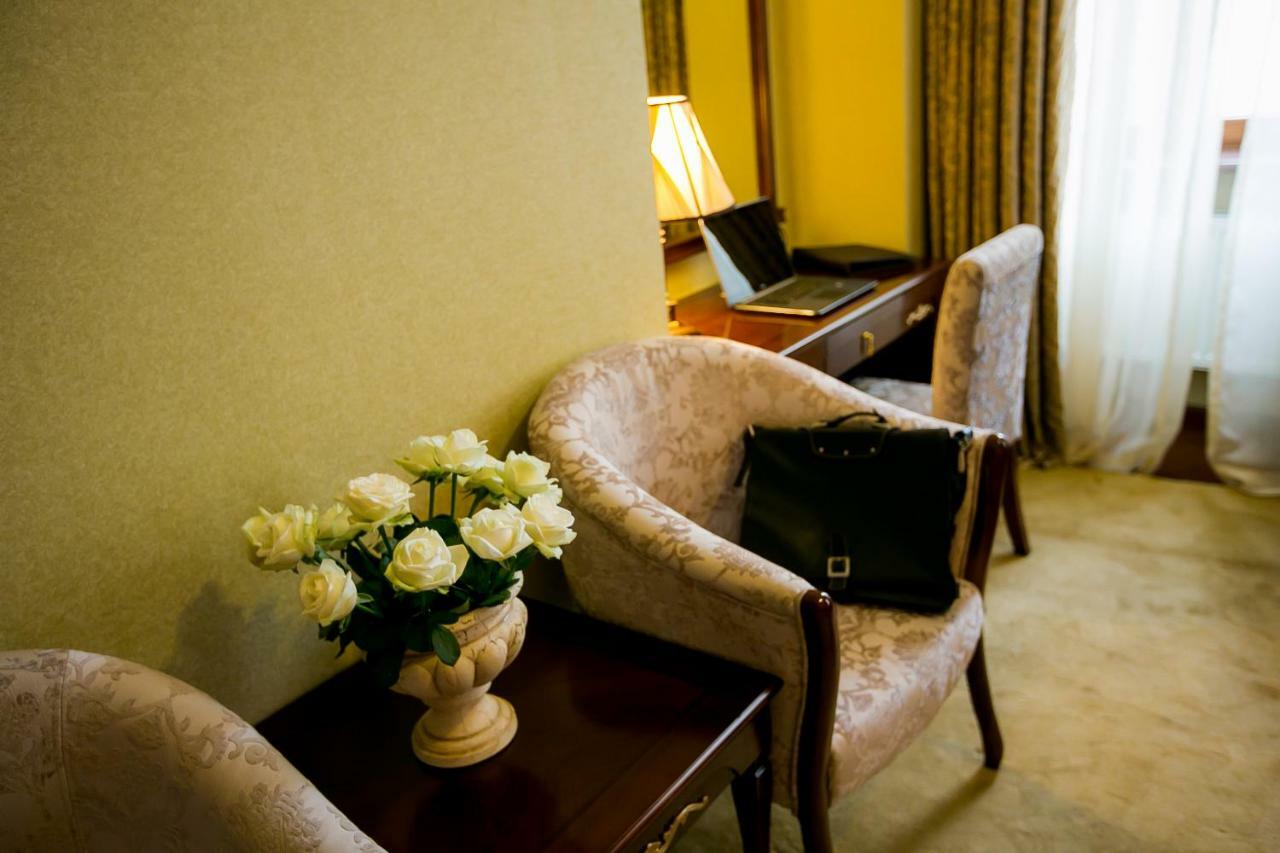 Allureinn Hotel And Spa チェルニウツィー エクステリア 写真