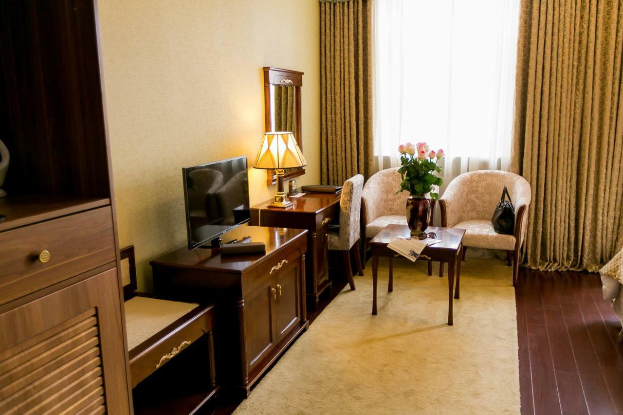 Allureinn Hotel And Spa チェルニウツィー エクステリア 写真