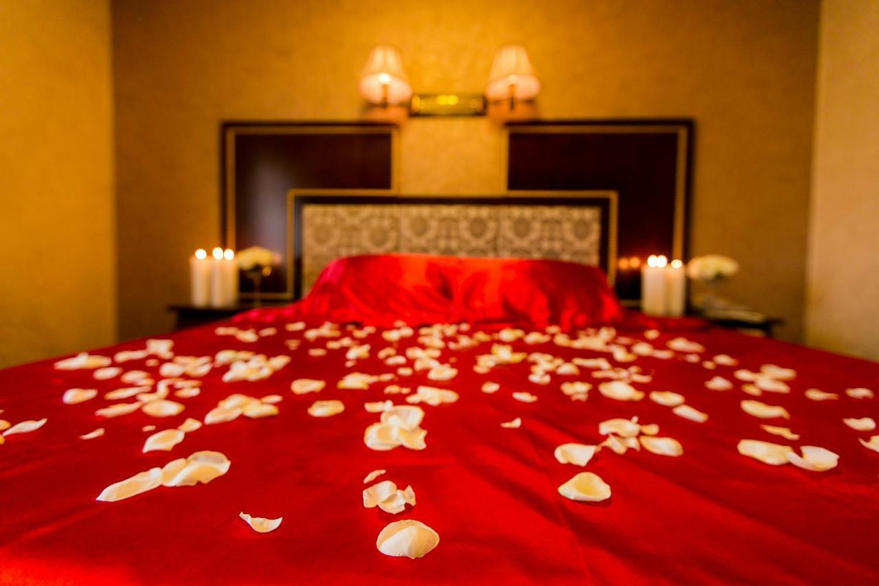 Allureinn Hotel And Spa チェルニウツィー エクステリア 写真