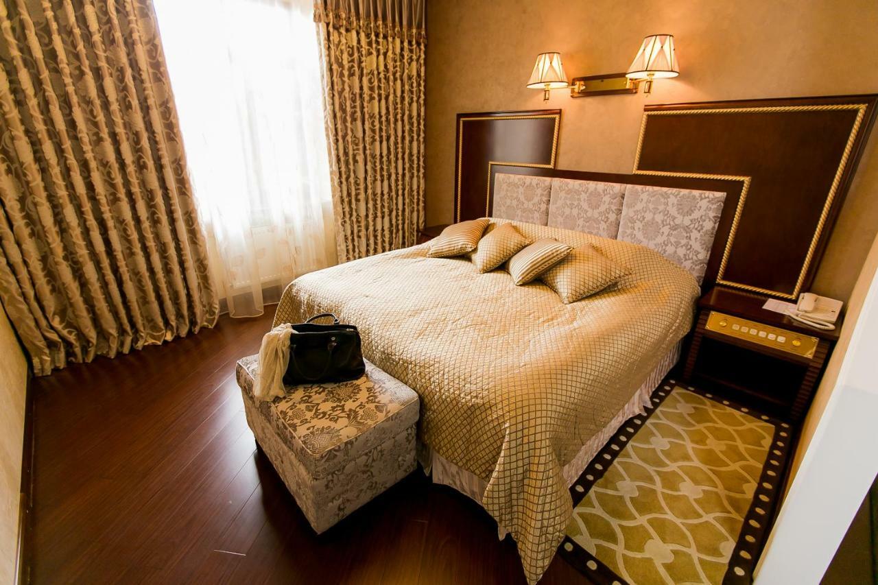 Allureinn Hotel And Spa チェルニウツィー エクステリア 写真
