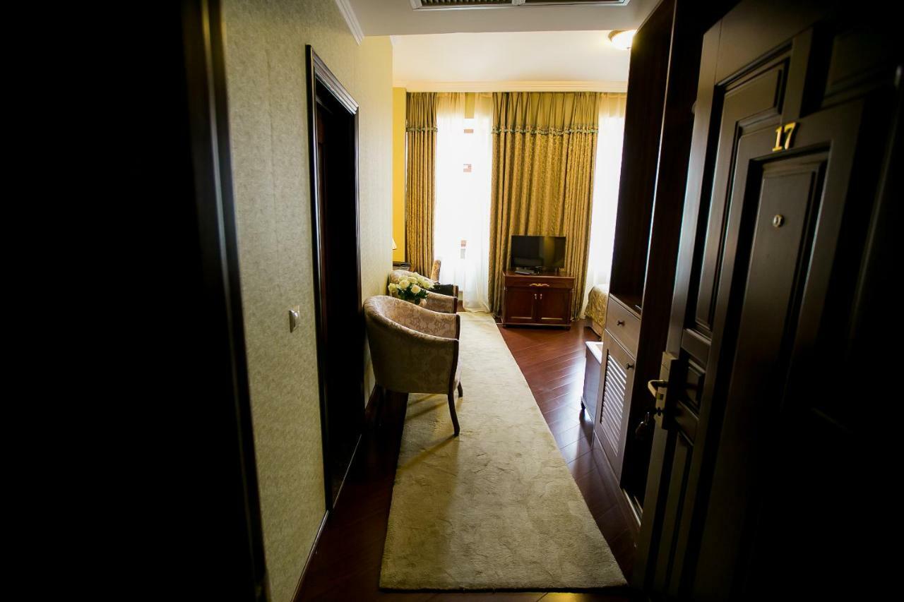 Allureinn Hotel And Spa チェルニウツィー エクステリア 写真