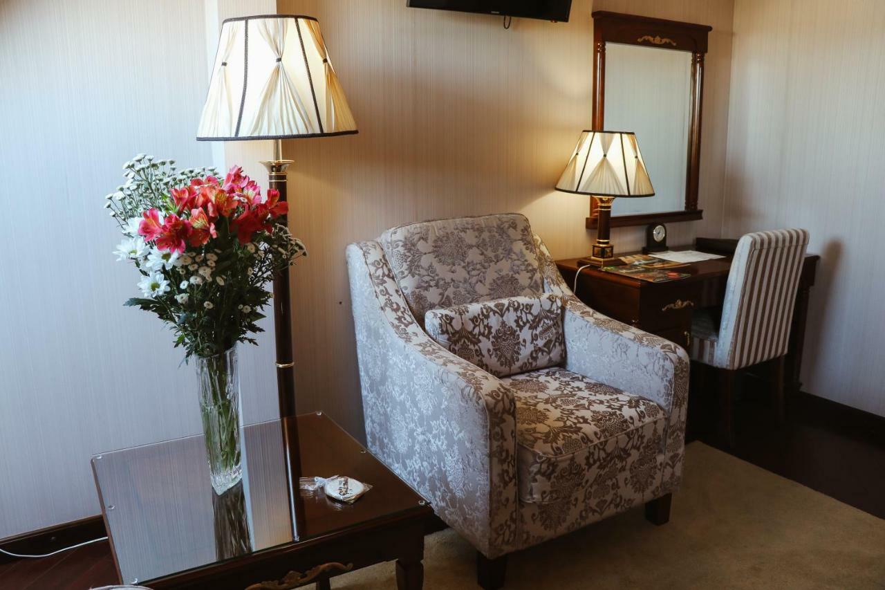 Allureinn Hotel And Spa チェルニウツィー エクステリア 写真